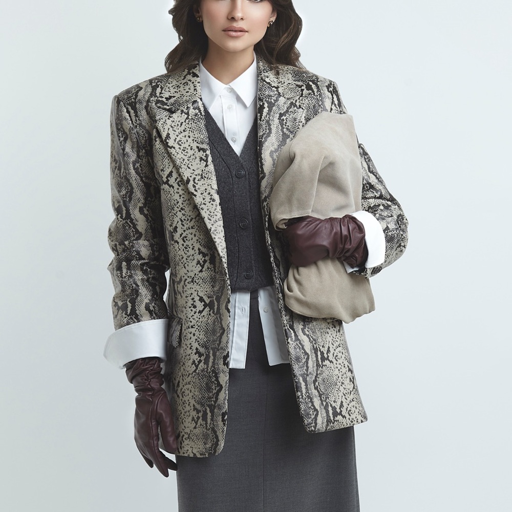 The print of 2025! Animal (snake) print MANGO blazer. The hottest trend of 2025.
